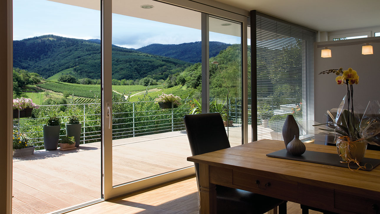 Motorisierte Hebeschiebetür von Kömmerling und Siegenia International Profile Group