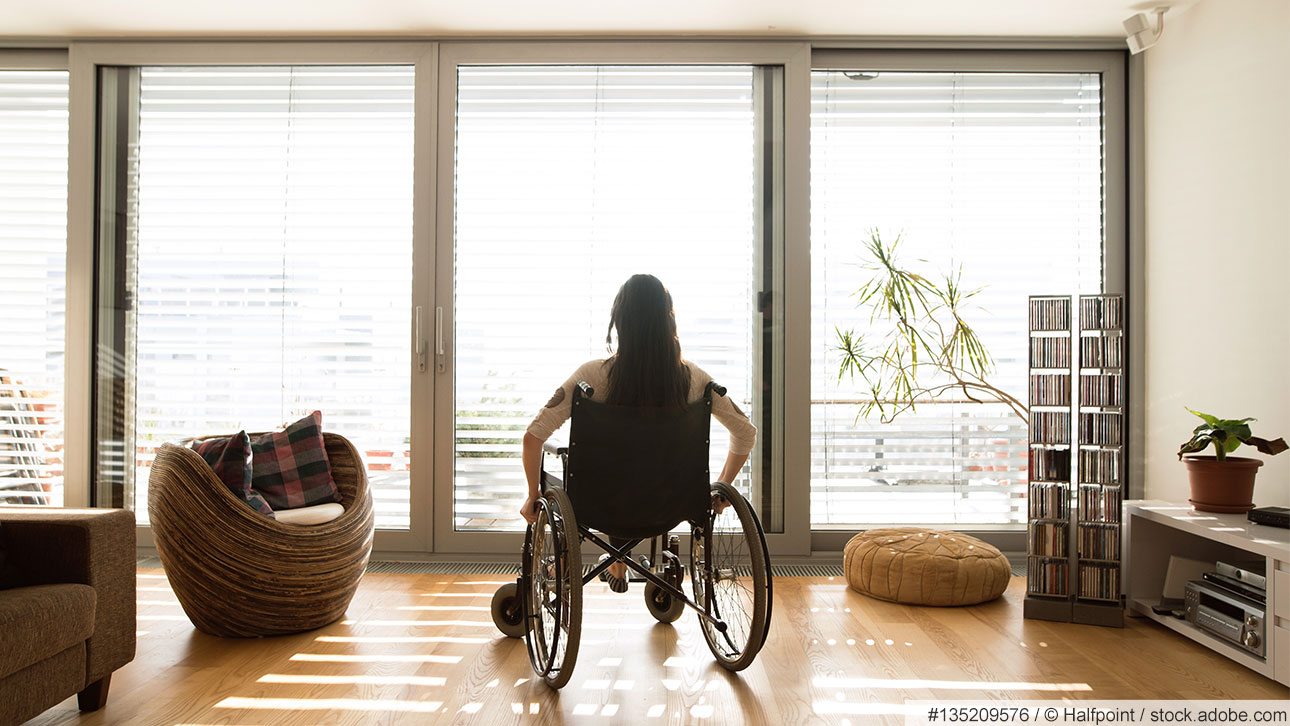 Motorisierte Hebeschiebetür von Kömmerling und Siegenia #135209576 / © Halfpoint / stock.adobe.com